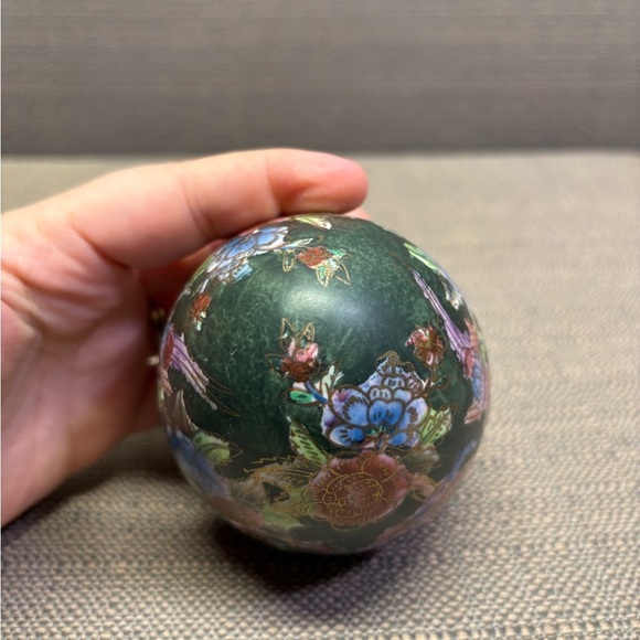 Vintage Chinese Green Porcelain Paperweight Modeled as an Egg - Picture 3 of 4